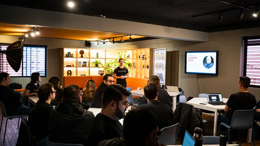 Espaço de trabalho colaborativo da Leany no hub Hotmilk